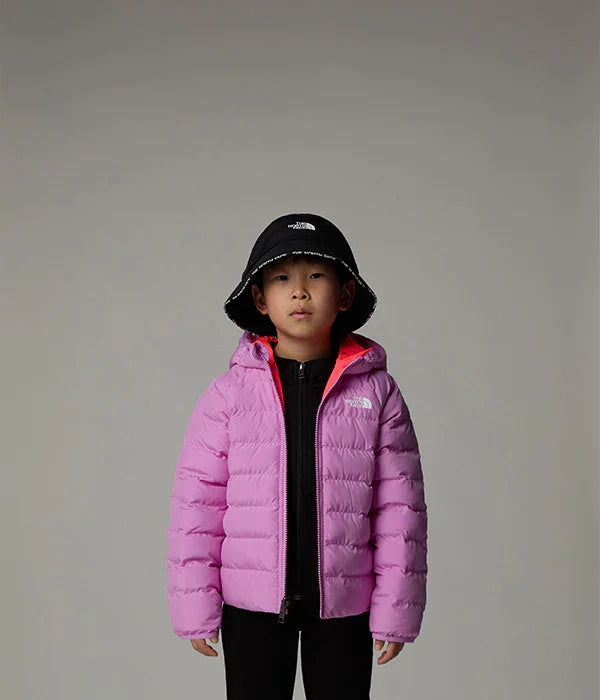 ילד עם מעיל פוך סגול וכובע דלי שחור של The North Face, רקע אחיד, CHOZEN