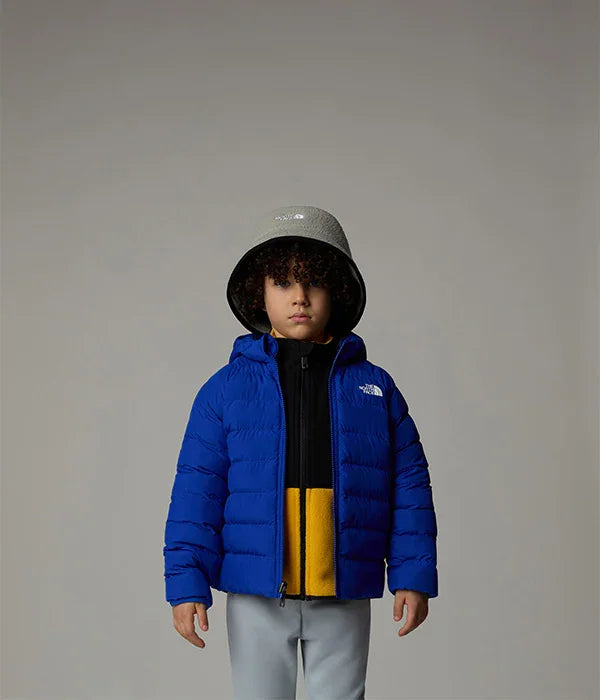 ילד עם מעיל פוך כחול של The North Face וחולצה צהובה, חנות CHOZEN מותגים מובילים