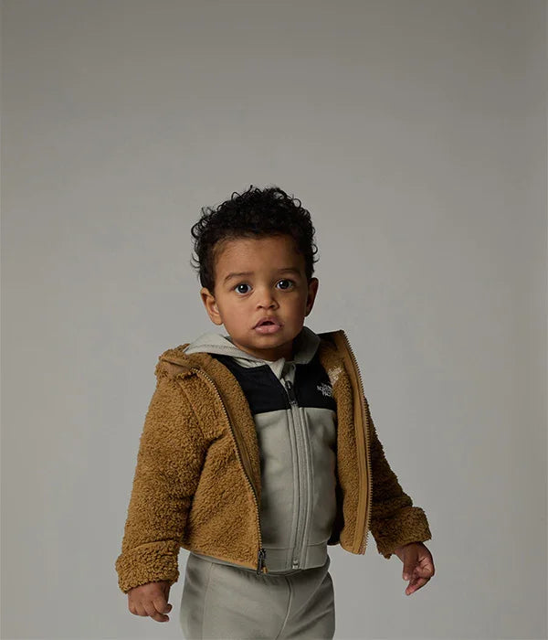 פעוט לובש ג'קט פליז חום ובגדי ילדים אופנתיים, צילום לקטגוריית אופנת ילדים באתר CHOZEN