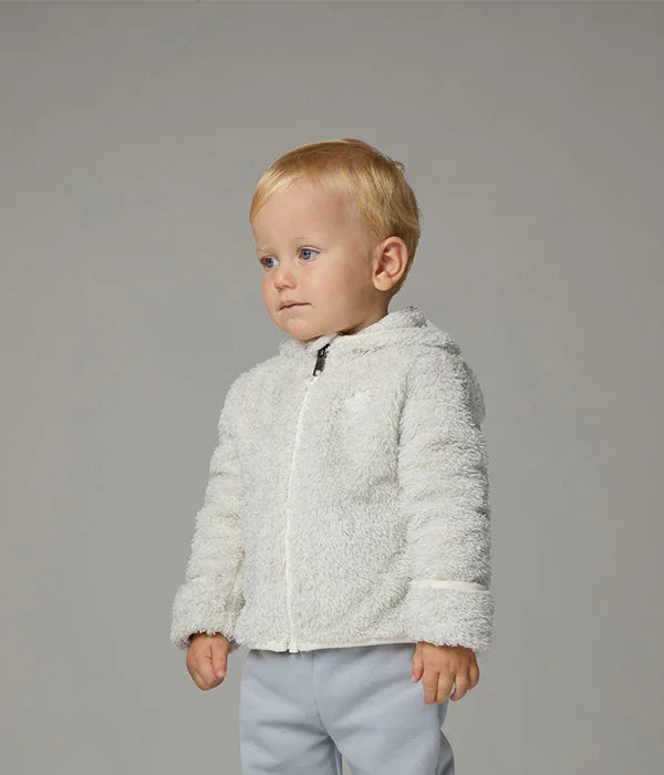 פעוט עם ג'קט פליז לבן מבית CHOZEN, צילום בסטודיו, אופנת ילדים איכותית