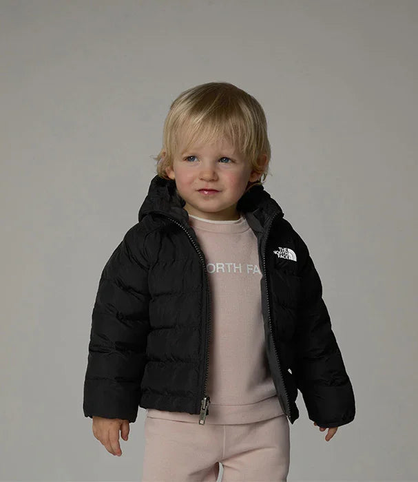 פעוט עם מעיל פוך שחור מבית The North Face, אופנה לפעוטות ב-CHOZEN