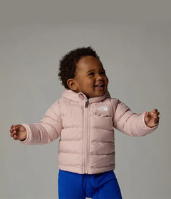 פעוט לובש מעיל פוך ורוד The North Face, אופנת ילדים באתר CHOZEN