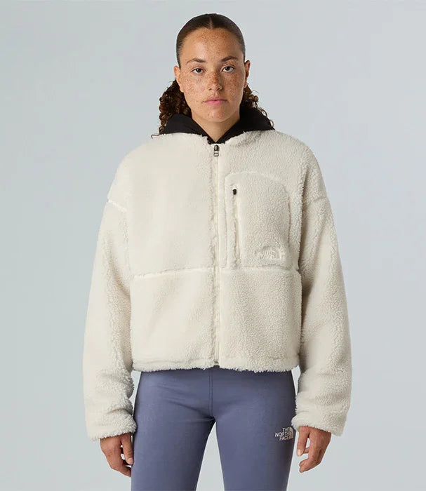 אישה לובשת מעיל פליז לבן אופנתי של The North Face, אופנה בינלאומית ב-CHOZEN