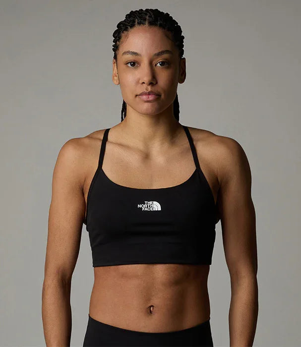 אישה לובשת טופ ספורט שחור של The North Face, צילום מוצר רקע אחיד, CHOZEN