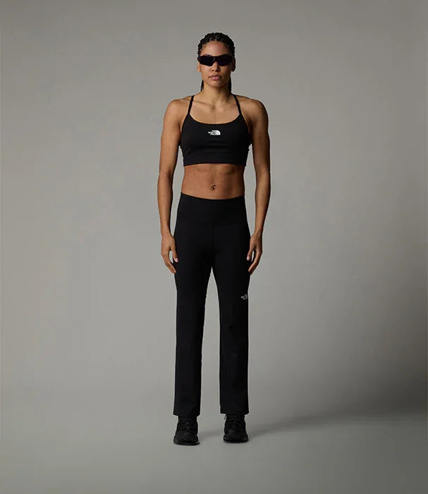 אישה לובשת ביגוד ספורט שחור של The North Face, משקפי שמש, צילום בסטודיו, CHOZEN מותגים מובילים