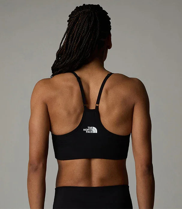 אישה עם חזיית ספורט שחורה של THE NORTH FACE, צילום גב, מותגים מובילים ב-CHOZEN