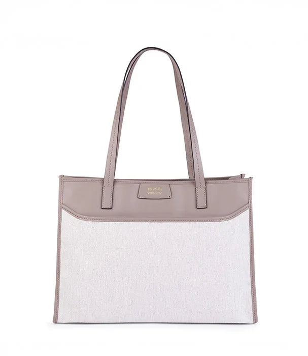 תיק יד אופנתי בצבע בז' עם ידיות ארוכות, מבית מותג CHOZEN, צילום מוצר על רקע לבן