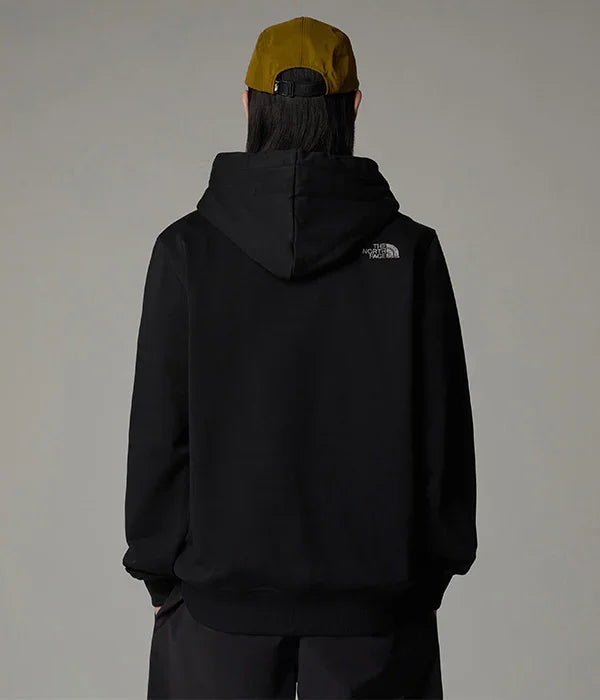 אדם עם קפוצ'ון שחור של The North Face וכובע חום, צילום מאחור, אופנת רחוב CHOZEN