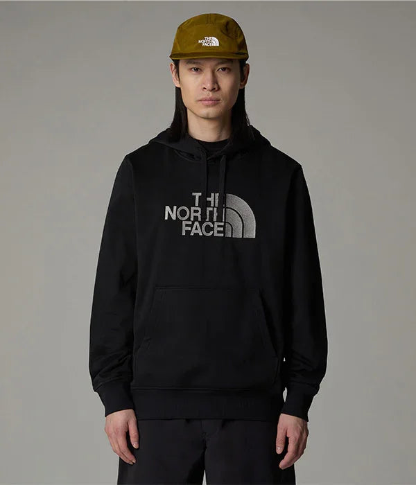 דגם לובש קפוצ׳ון שחור של The North Face וכובע מצחיה ירוק, CHOZEN מותגי אופנה מובילים