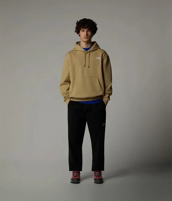 דגם גבר לבוש סווטשירט בז' ומכנס שחור The North Face, צילום סטודיו CHOZEN