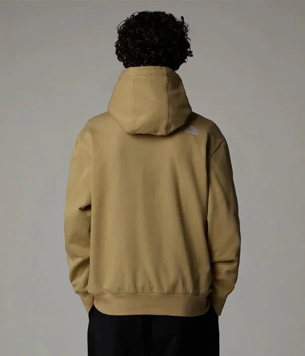 גבר עם סווטשירט קפוצ'ון בז' של The North Face, צילום מאחור, אופנת גברים ב-CHOZEN