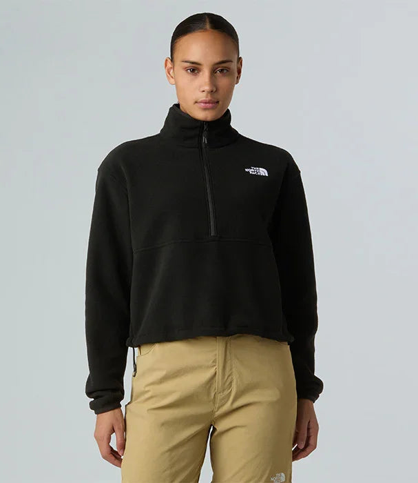 אישה לובשת סווטשירט שחור של The North Face ומכנסיים בז', אופנת חורף מותגים ב-CHOZEN