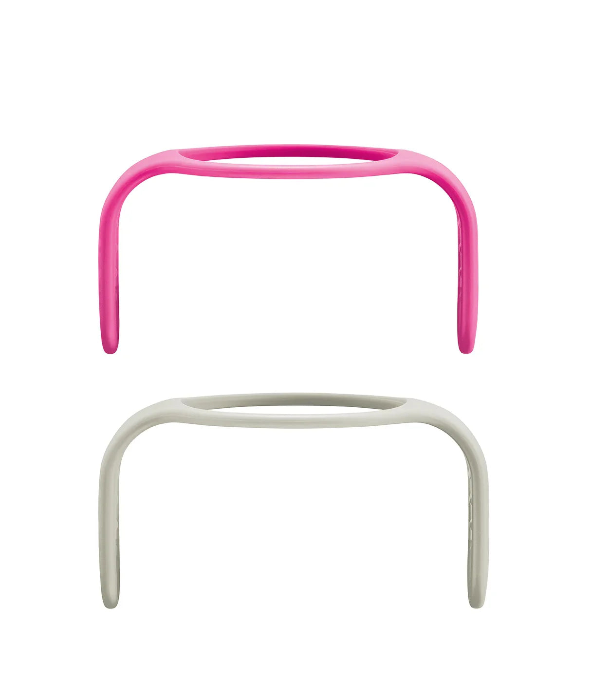 שני ידיות סיליקון לבקבוק תינוקות, אחת ורודה ואחת אפורה, על רקע לבן