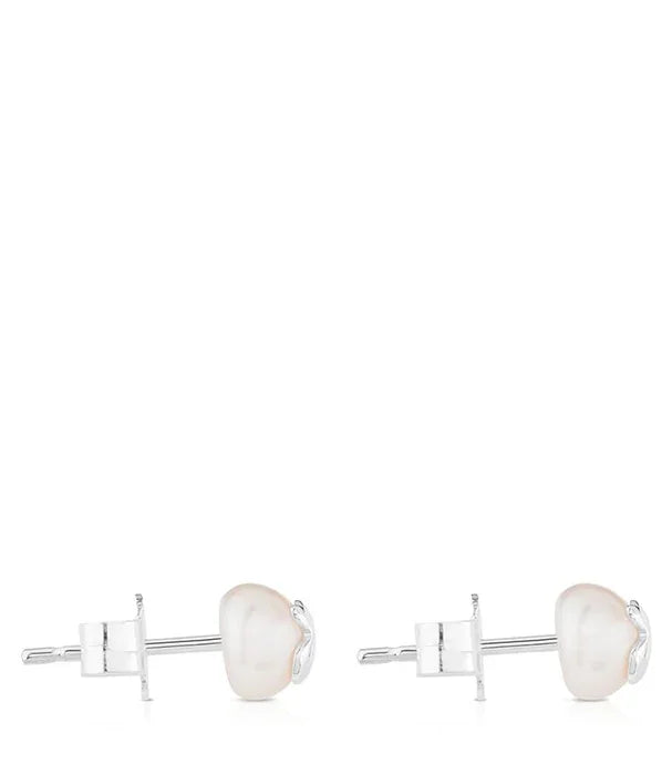 עגילי פנינה עדינים מכסף סטרלינג על רקע לבן, תכשיטים יוקרתיים מבית CHOZEN