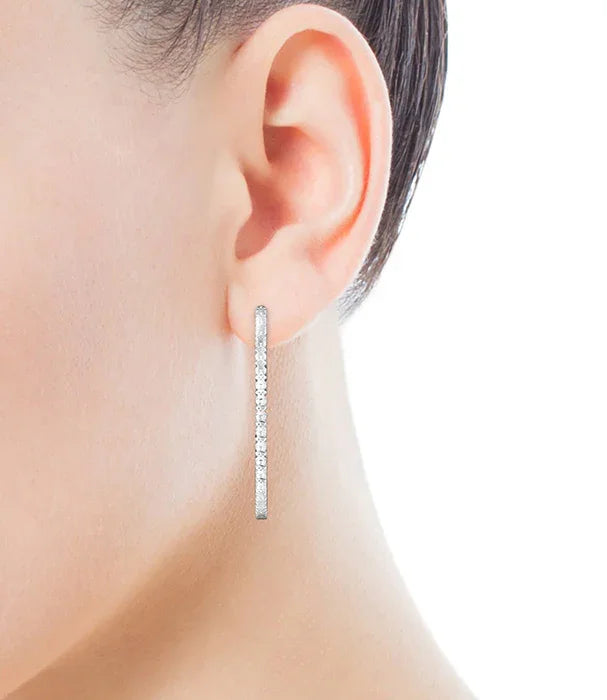 עגיל כסף ארוך עם אבני חן נוצצות על אוזן, תכשיטים יוקרתיים מבית CHOZEN