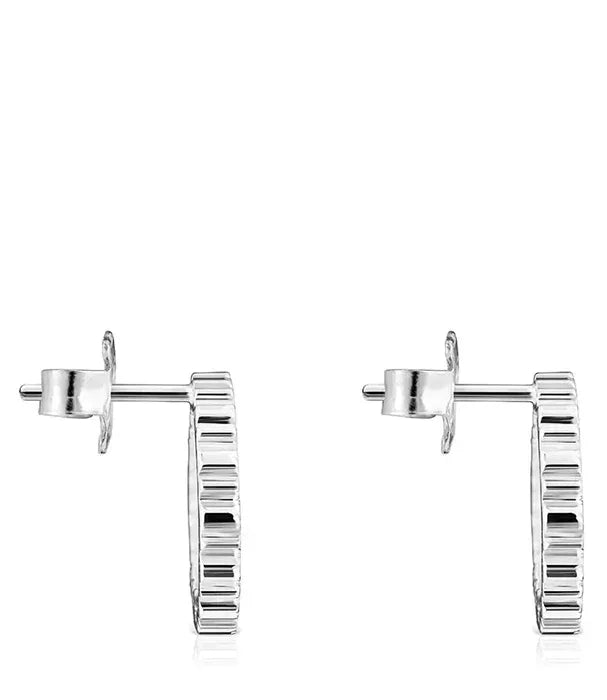 עגילי חישוק כסף בעיצוב מודרני מ-CHOZEN, תכשיט אלגנטי לנשים, צילום על רקע לבן