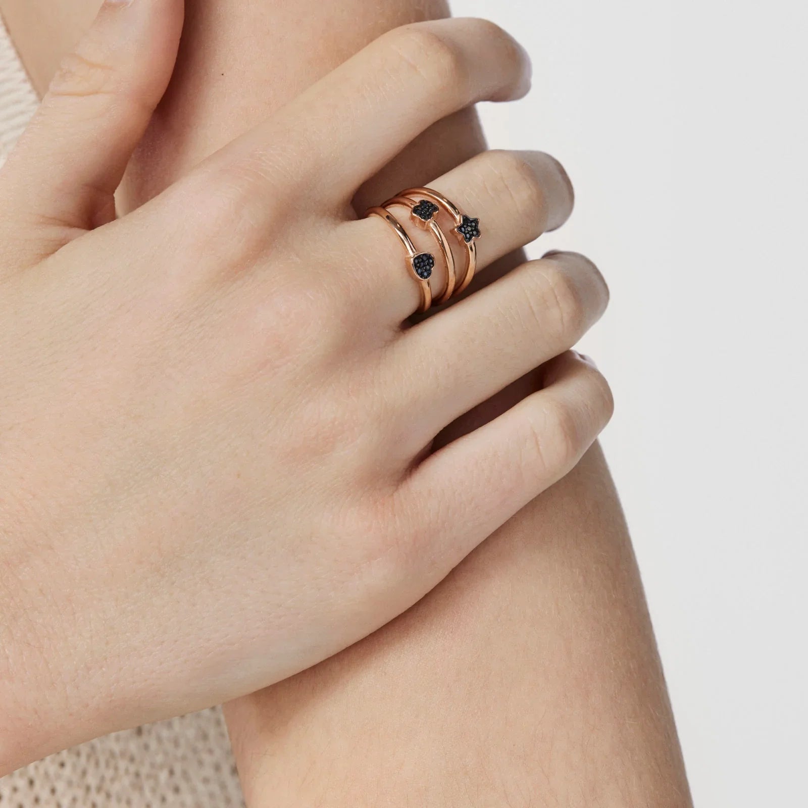 טבעת זהב יוקרתית עם אבני חן כהות על יד אישה, מבית CHOZEN, מותגים מובילים בישראל