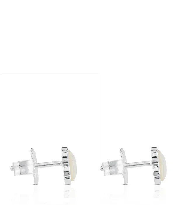 עגילי כסף צמודים אלגנטיים, רקע לבן, עיצוב מינימליסטי מבית CHOZEN קבוצת אלפא