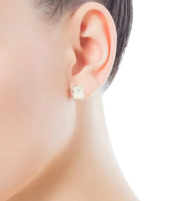 עגיל דובון מוזהב בעיצוב מיוחד על אוזן אישה, מבית CHOZEN, מותג יוקרה מוביל