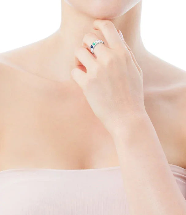 אישה עם טבעת כסף ואבנים צבעוניות על היד, צילום תקריב, מותג תכשיטים CHOZEN