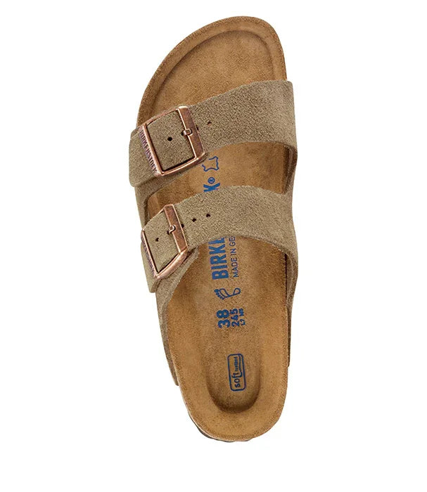 כפכף בירקנשטוק חום עם שתי רצועות עור, אבזמים זהב, קולקציית נעליים CHOZEN