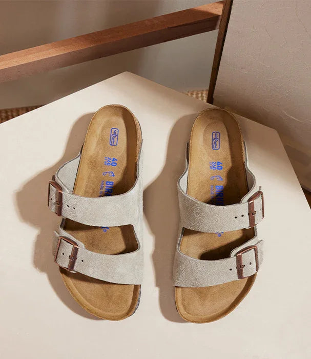 סנדלי בירקנשטוק מעור זמש בצבע בז' עם אבזמים כפולים על רקע בהיר, CHOZEN מותגים מובילים