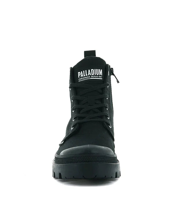 נעל שחורה של PALLADIUM, דגם גבוה עם שרוכים וסוליה עבה, מיתוג CHOZEN