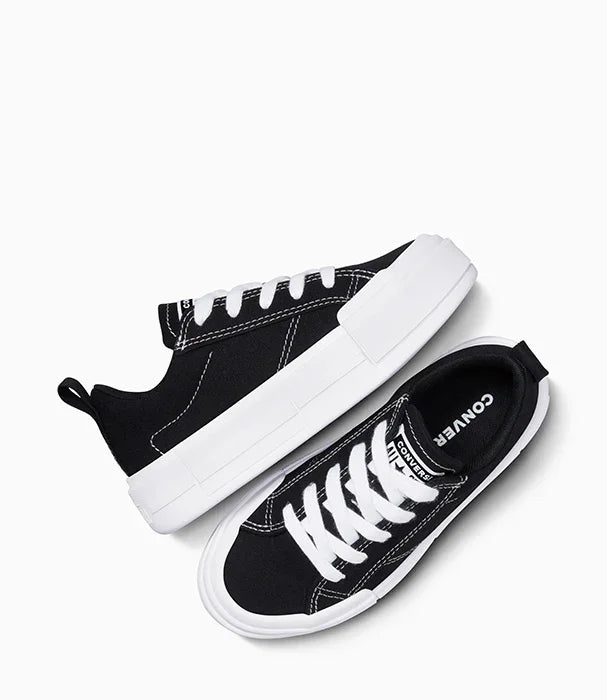 נעלי סניקרס שחורות CONVERSE עם סוליה לבנה, עיצוב קלאסי, באתר CHOZEN מבית קבוצת אלפא