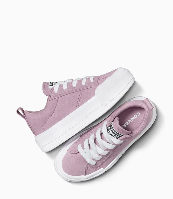 נעלי סניקרס סגולות לילדים מבית Converse עם שרוכים לבנים, דגם טרנדי ב-CHOZEN