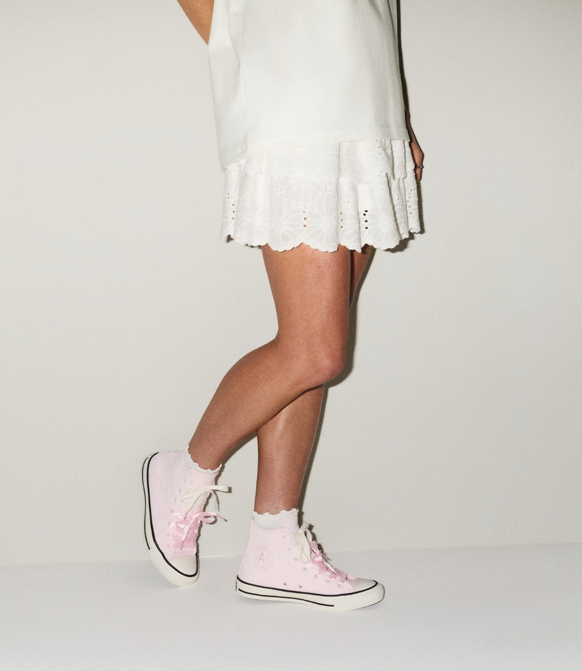 קונברס סניקרס CHUCK TAYLOR HI גבוהות לנשים