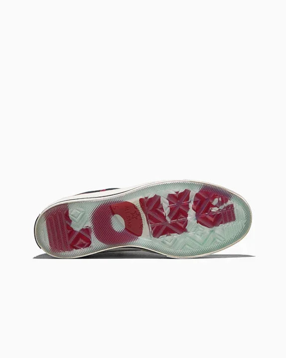 סוליית נעל ספורט עם כיתוב LOVE באדום מתחת לסוליה שקופה, פרטי טקסטורה ייחודית