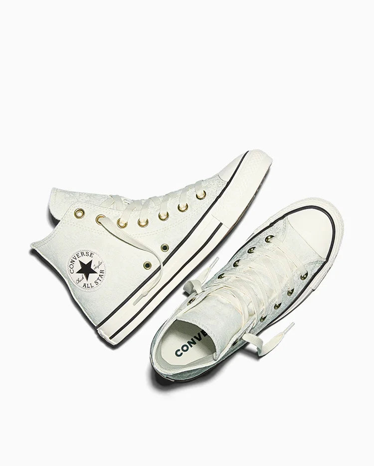 נעלי קונברס אול סטאר גבוהות בצבע לבן על רקע לבן, מותגים מובילים ב-CHOZEN