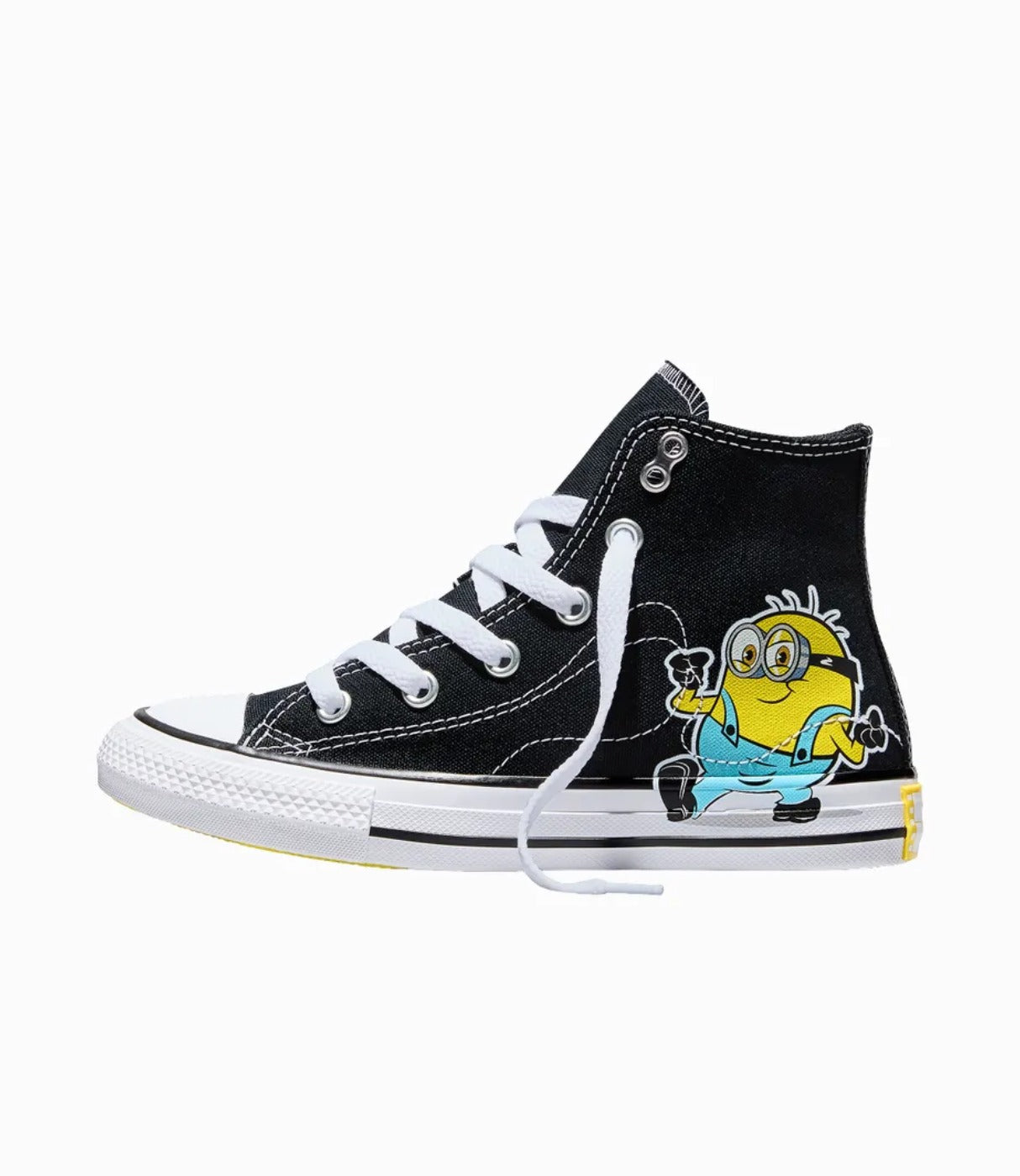 CONVERSE Chuck Taylor All Star גבוהות לילדים שחורות, מבט צדדי עם הדפס מיניון רץ בצבע צהוב, מבית CHOZEN