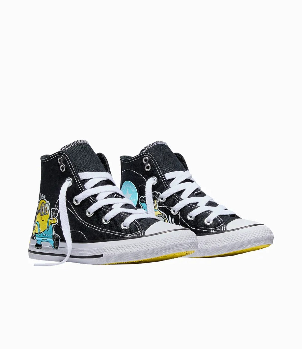 CONVERSE Chuck Taylor All Star גבוהות לילדים שחורות עם מיניונים, מבט קדמי של זוג נעליים, מבית CHOZEN