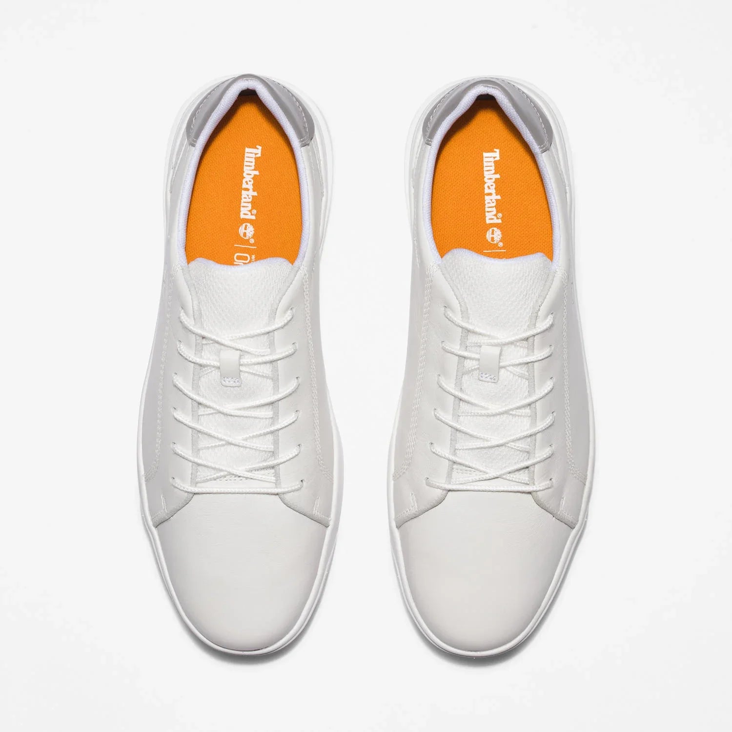 נעלי סניקרס Timberland לבנות עם סוליה כתומה, ממותגות, על רקע לבן, מבית CHOZEN