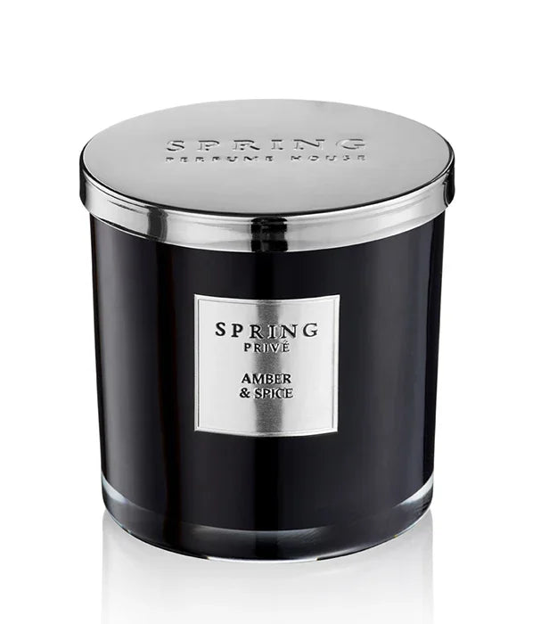 נר יוקרתי של SPRING Privé מסדרת Amber & Spice, בעיצוב שחור עם מכסה מתכת, ביבוא קבוצת אלפא