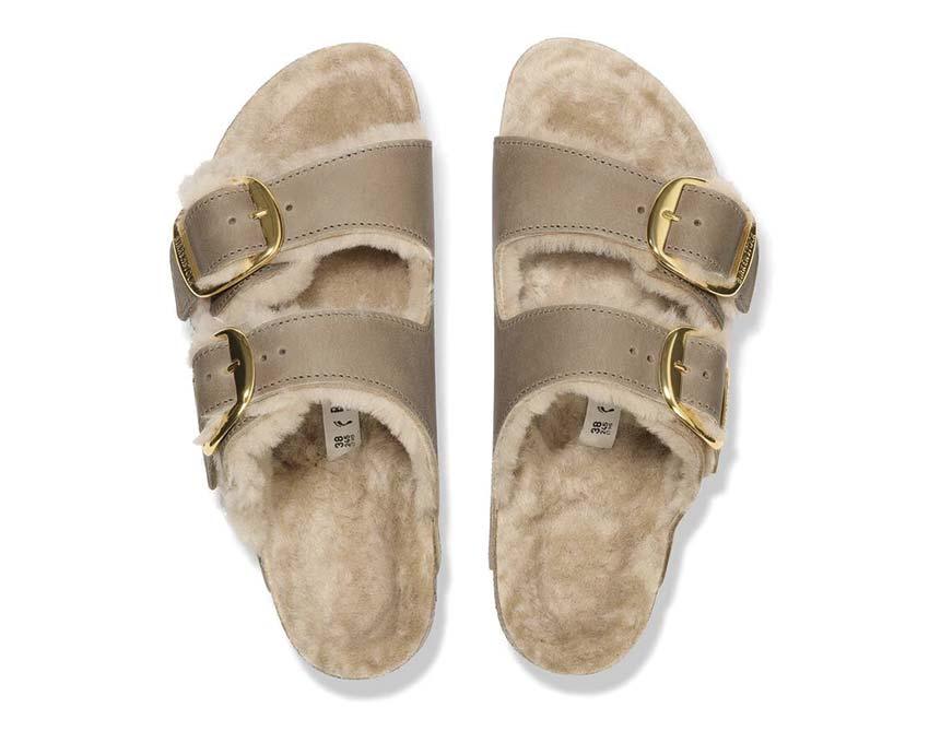 סנדלי עור עם פרווה פנימית ושתי אבזמים זהובים, CHOZEN, מבט עליון