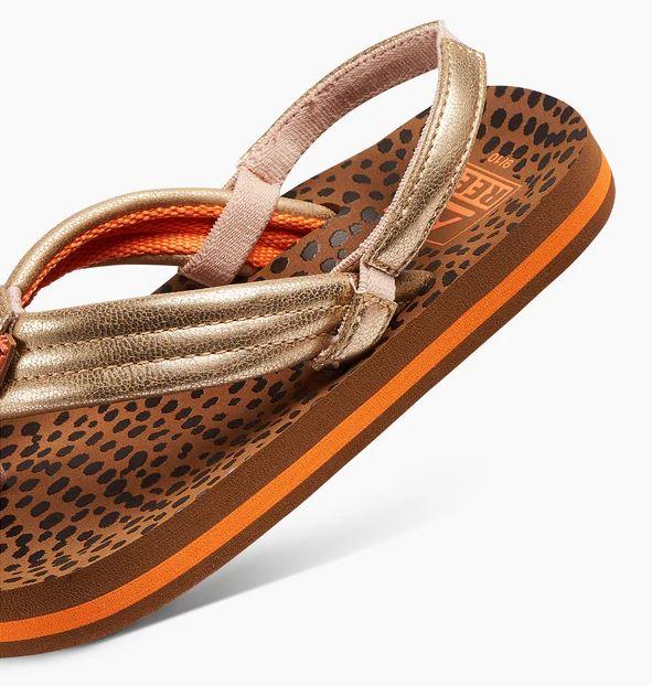 כפכף אופנתי בצבע זהב עם רצועות כתומות, דוגמת נמר, מבית CHOZEN מותגים מובילים