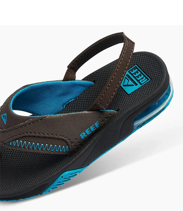 סנדל אצבע REEF בצבע חום עם רפידה כחולה, דגם לילדים באתר CHOZEN