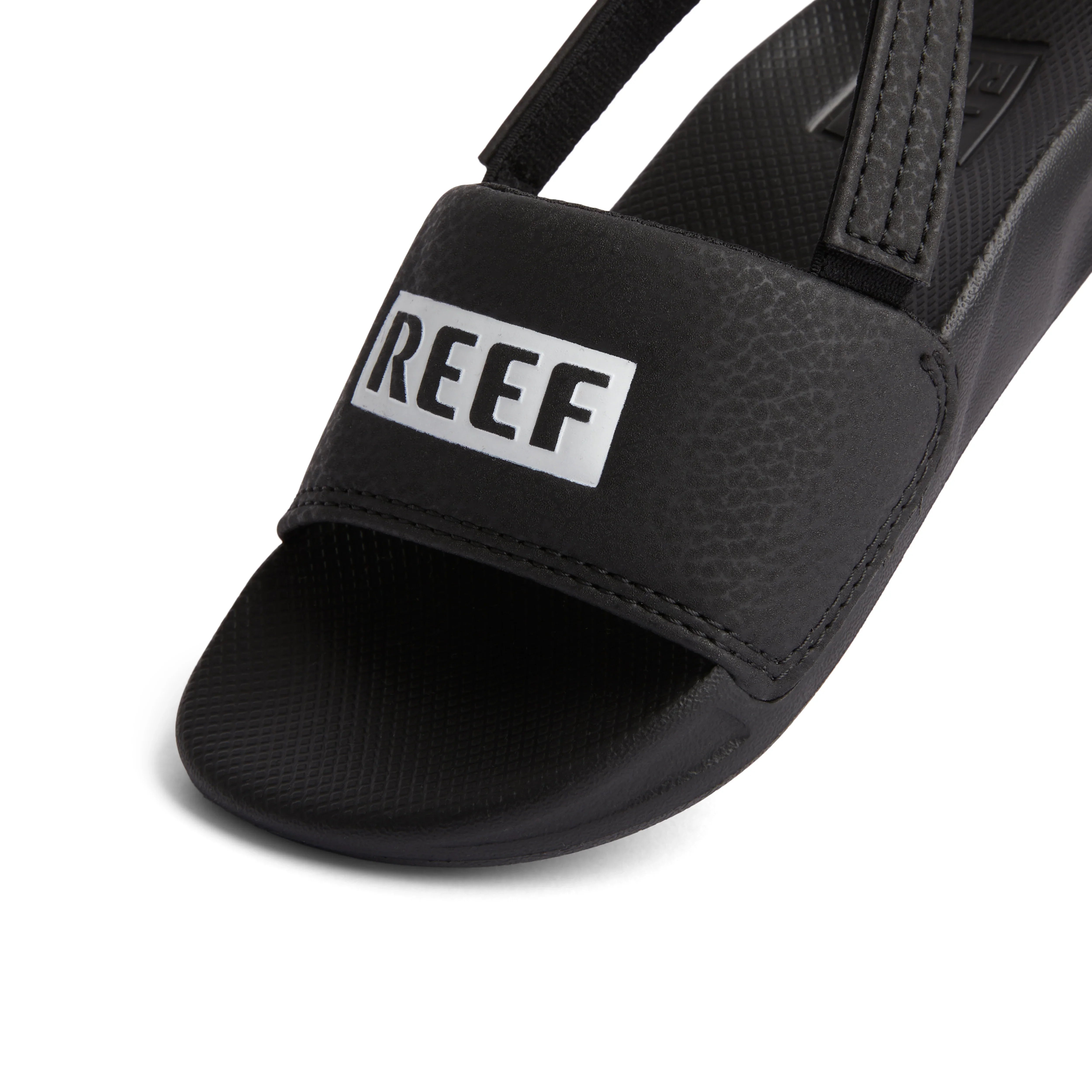 סנדל שחור REEF איכותי לגברים, מותג CHOZEN, רצועה רחבה על רקע לבן