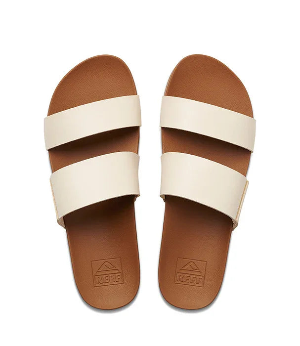 כפכפי נשים שטוחים עם שני רצועות עבות בצבע לבן וחום, עיצוב קלאסי לקיץ