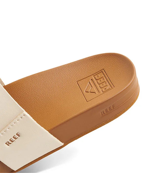 סנדל שקוף חום ובז' לנשים, עיצוב מודרני עם לוגו בולט על הסוליה