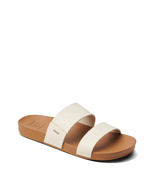 כפכף נשים אופנתי בצבע בז׳ עם רצועות רחבות, מתאים למראה קיץ ונוחות יומיומית