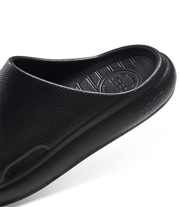 כפכף שחור ממותג REEF בעיצוב מודרני, החלק הפנימי והחיצוני בטקסטורה ייחודית, CHOZEN