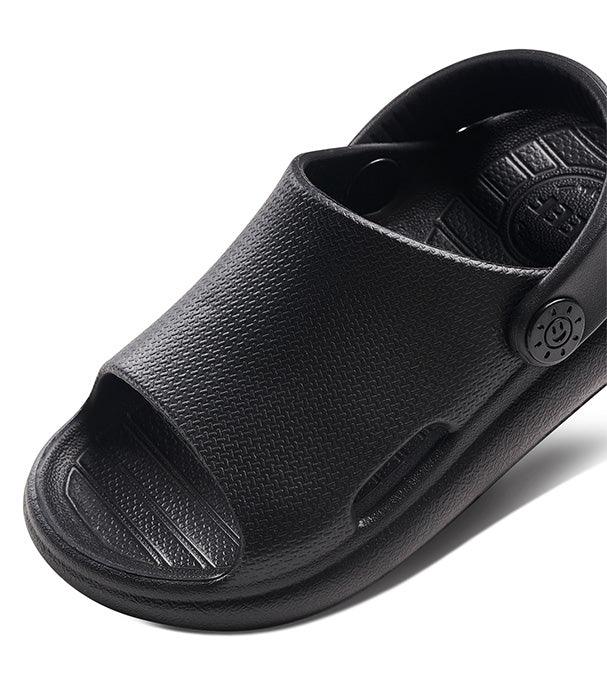 כפכף פתוח לגבר בצבע שחור מבית CHOZEN, עיצוב מודרני ונוח מבית קבוצת אלפא