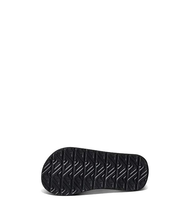 סוליית נעל שחורה עם דוגמת זיגזג, צילום מוצר לאתר CHOZEN מותגים מובילים