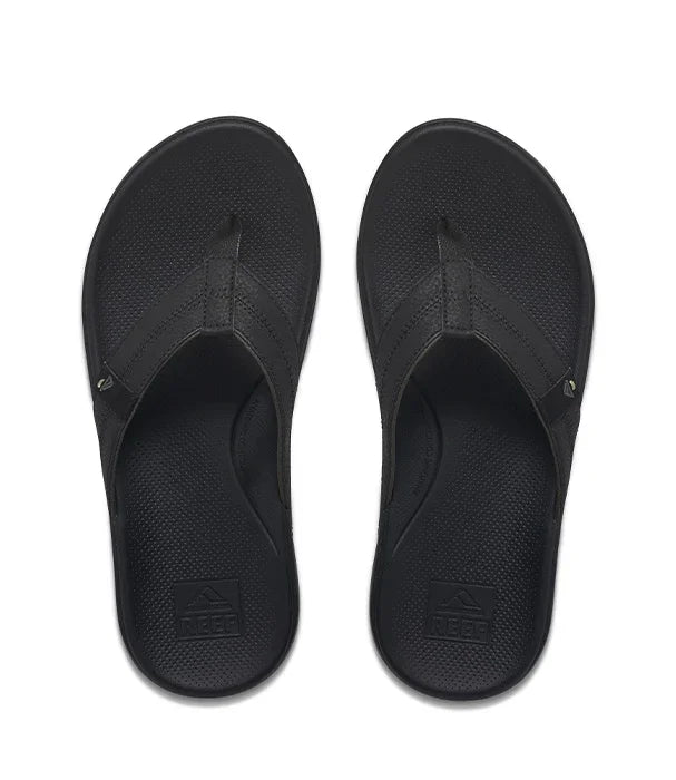 כפכפי אצבע גברים שחורים, עיצוב קלאסי עם סוליה ממותגת REEF, צילום מלמעלה