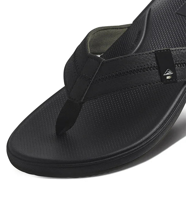 כפכף אצבע שחור לגברים, עיצוב נוח ומודרני עם רצועה רחבה וסוליה מרופדת