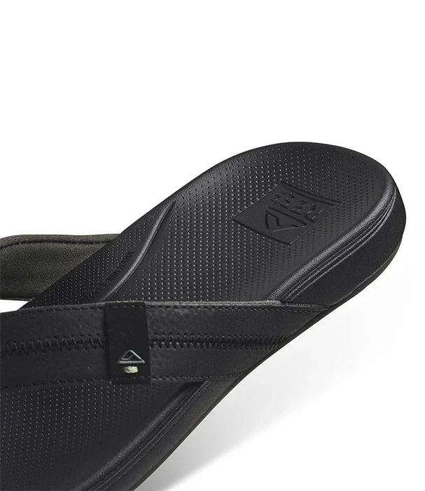 כפכף אצבע גברים שחור עם סוליה מרופדת ודוגמת לוגו על מדרס