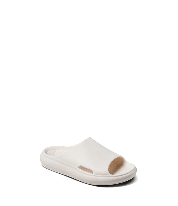 כפכף לבן חדיש בעיצוב מינימליסטי, נעלי CHOZEN, מבית קבוצת אלפא